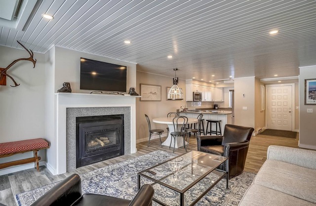 Lodge Condo 16: 2 br, a/c, summer pool, fireplace, free ski shuttle!