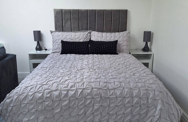 Lodge - Sleeps 2 - Pet friendly - Parking - Patio