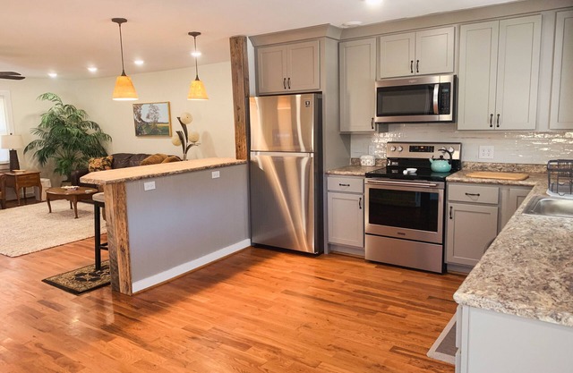 Loft At Dew Drop - 2BR/1BA! Short walk to West Jefferson