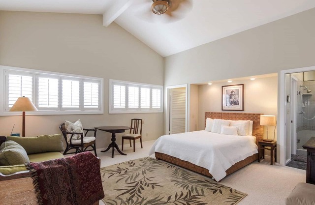 Loft In Kailua - Spacious with Parking, Internet and minutes to Kailua Beach!