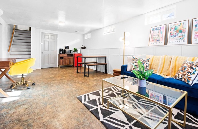 Loftium | Spacious 1 Bedroom Suite in Westminster!