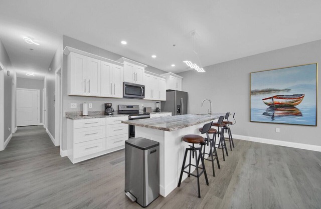 Lofty Riverview Retreat - Great views & downtown!
