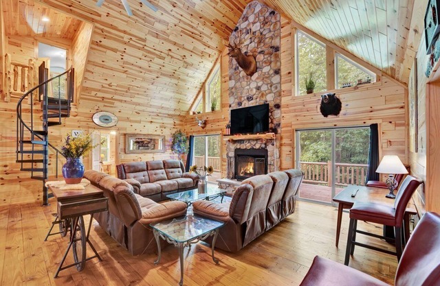 Log Cabin 2 acre borders Lehigh River & Trail- Gameroom, 2 Bars, Fire Pit, decks