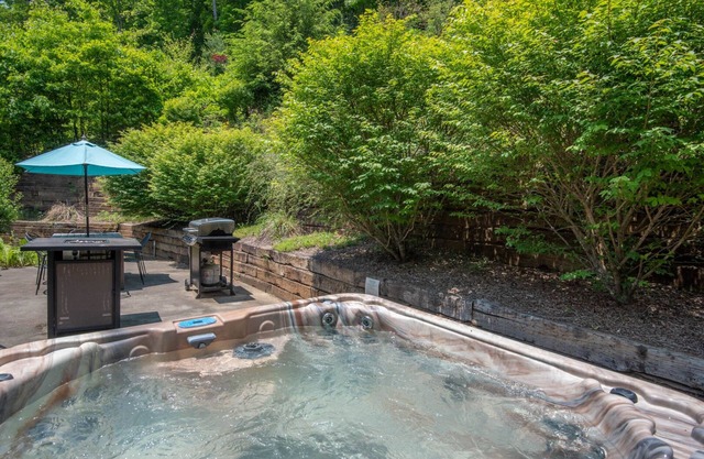 Log Cabin between Boone & WJ - Hot Tub - Private - Gas Fireplace - One Level