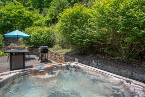 Log Cabin between Boone & J - Hot Tub - Private - Gas Fireplace - One Level