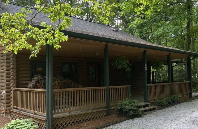 Log Cabin, Fireplace & pit, minutes to Highlands Main Street
