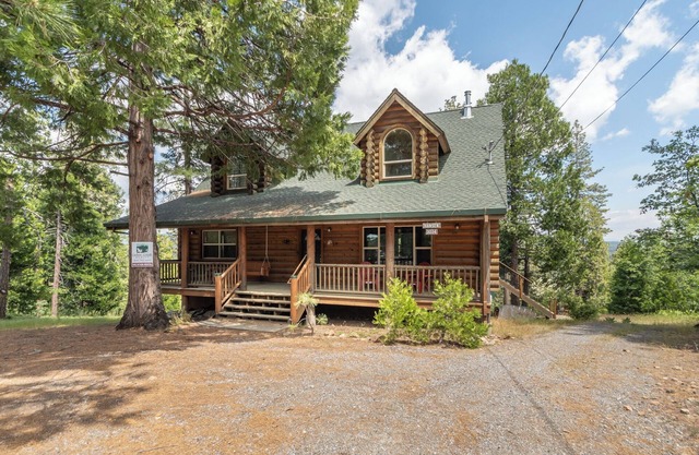 Log Cabin Hideaway- Cozy Mountain Getaway