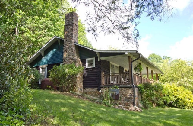 Log Cabin~Hot Tub-~Walk To Town~on Appalachian Trail~wi-fi~