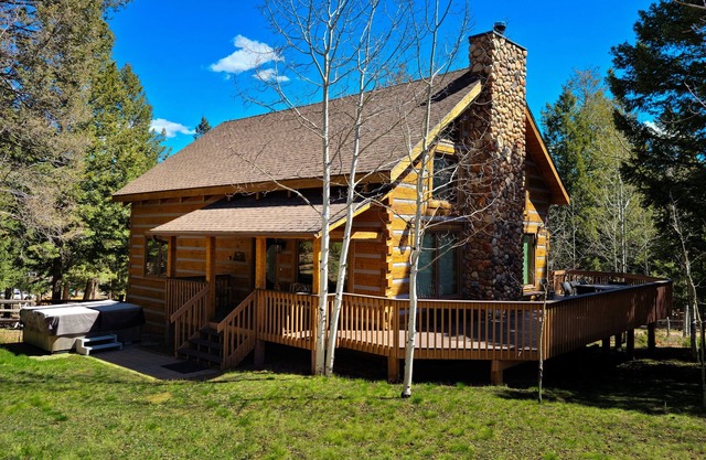 Log cabin in the heart of Woodland Park with hot tub & private sauna