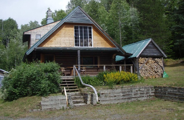 Log cabin in the woods get away, cell service 10 minutes by car!