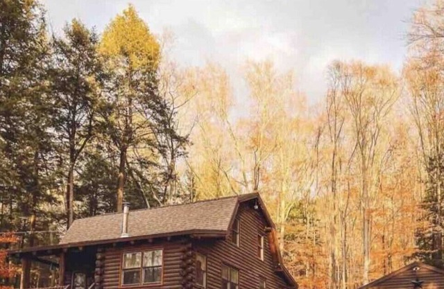 Log Cabin min to Lake George- fire pit, kayak, grill, games