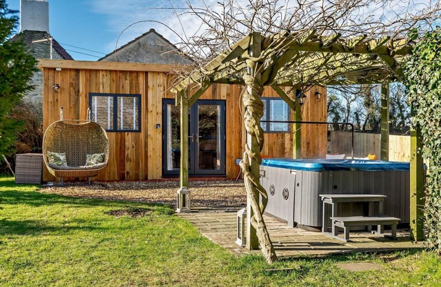 Log Cabin near Bath with Hottub