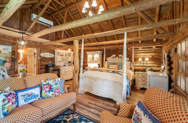 Log cabin on 100 acres-Wifi-Kitchen-Wildlife-The Happy Hound