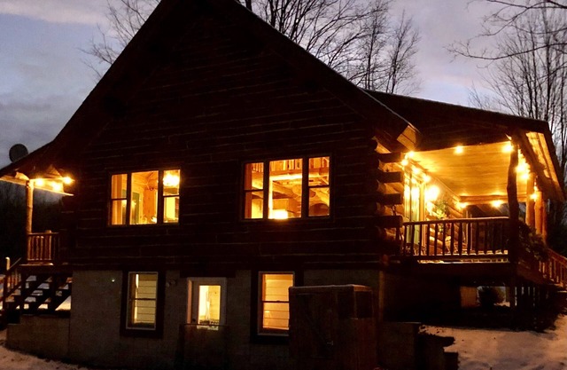 Log Cabin on 22 private acres, 2 min to Crystal! 3 Bed, 2 Bath, Game Room, AC