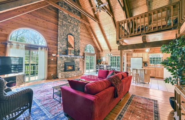 Log Cabin Retreat, Great Location, Pets Allowed