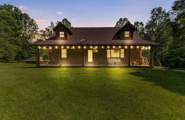Log Cabin w/5BR, Hot Tub & Game/Movie Theater in Hocking Hills