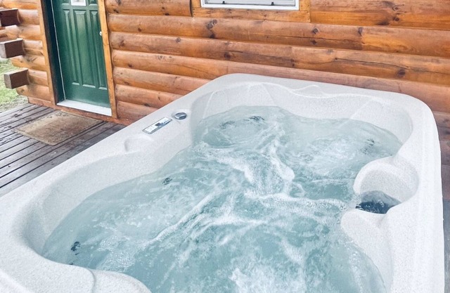Log Cabin with Hot Tub 2 Miles from Crystal Mountain!