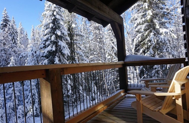 Log Dovetail Bison Cabin - Mountain Life Getaway!