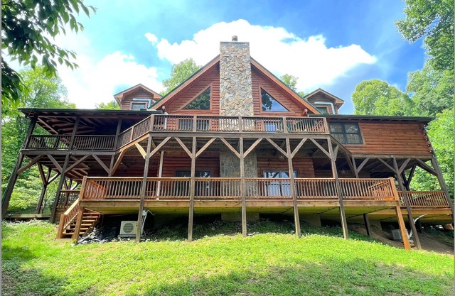 Log Lodge, Breathtaking Views, Hot Tub, Fire Pit, Wifi