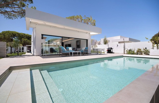 Lola Sea Villa with Private Pool, Gym & Wi-Fi