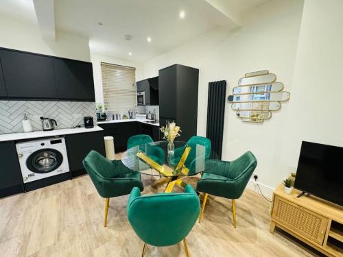 London 2 bedroom garden flat! 1 min from station!