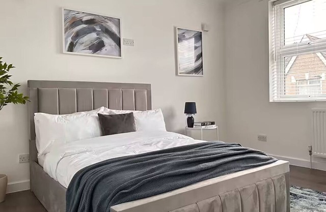 London 2 Bedroom Modern Cosy Stratford East Central Metro Sleeps 5 Elizabeth