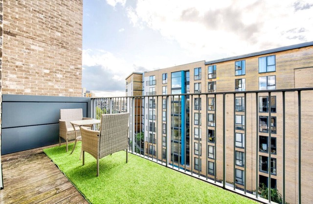London Apartment next to tube station