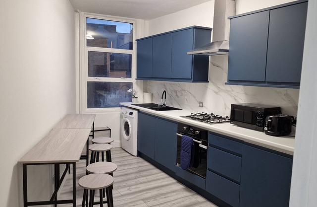 London Stratford 4 bed modern Apartment near train station and Olympic stadium
