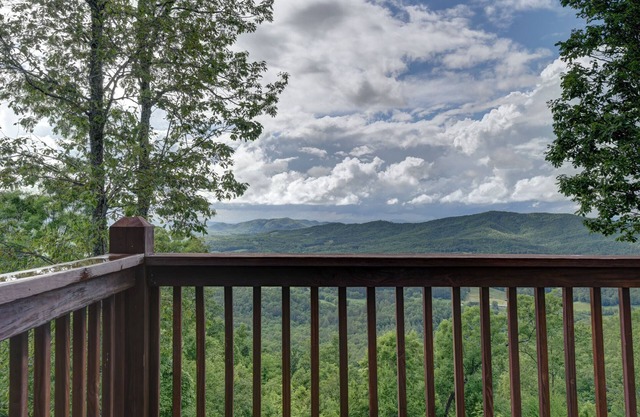 Long-Range Mountain Views All Rooms! Bedding for 8! Wi-Fi, Ping-Pong & X-Box!