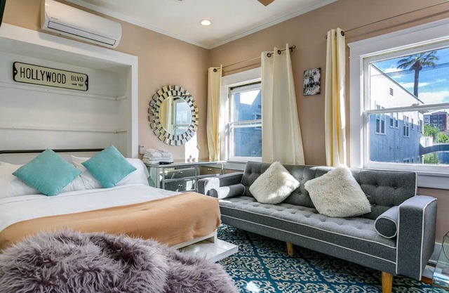LONG TERM - EXTENDED STAY - ONE Block to City Center. LUX Retro. Free Parking
