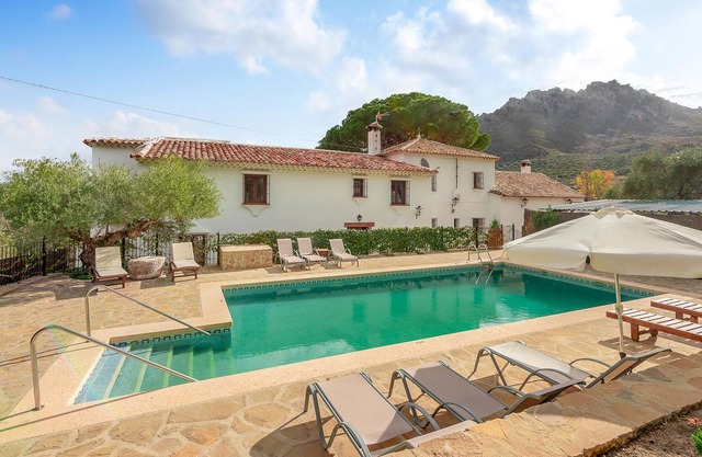 Look forward to a first-class vacation in this vacation home with panoramic views and private pool.