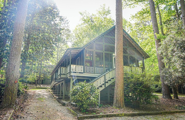 Look no further! Your family will love this chalet with optional meeting room!