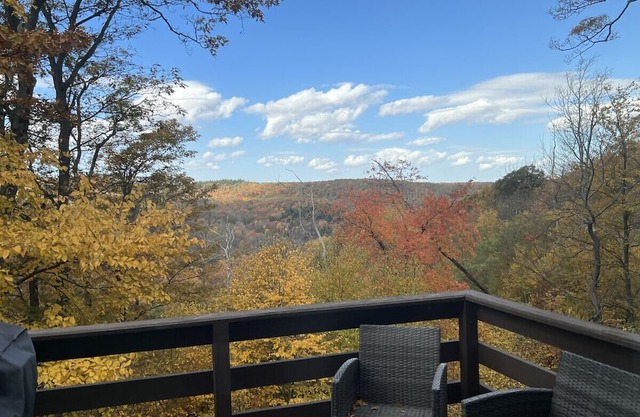 🍁 Lookout Lodge | Mountain Views, Fireplace & Steps to Fall Adventures🌄🍂