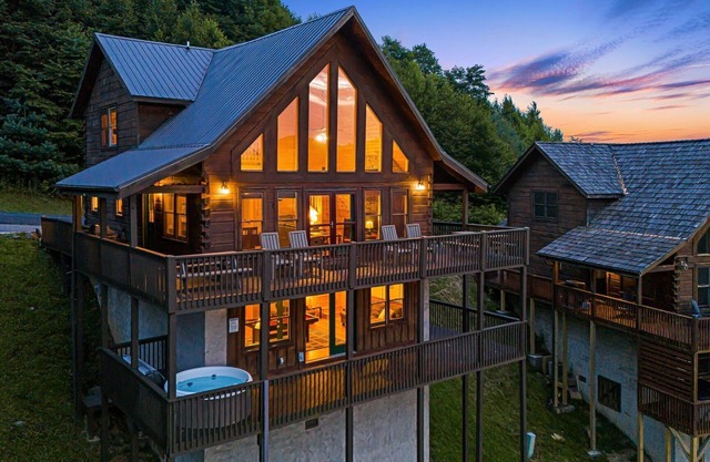 Lookout Lodge | Panoramic Views, Pool Table + Biltmore Pass near Hatley Pointe
