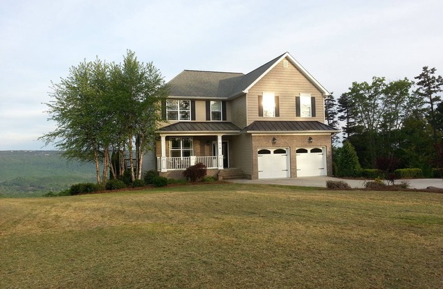 Lookout Mountain & Valley Views. Close to 3 Event Venues on Sand Mountain, GA.