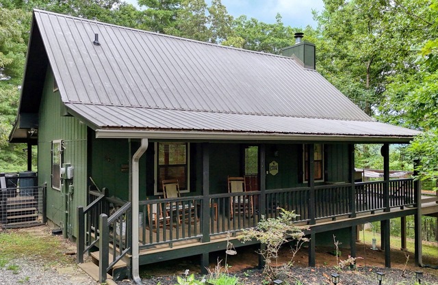 Lorelai's Lair - Hot Tub - Fire Pit- Pet Friendly