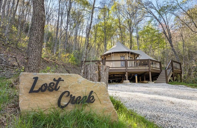 Lost Creek, Romantic Jungle Safari Tent in Deep Creek, Hot Tub & Starry Skies