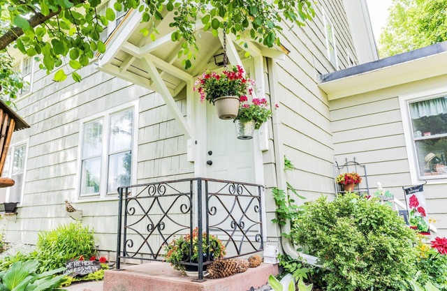 Lost Oak on Center |Upper Level Apartment in Historic Home |Downtown Lake Geneva |On-Site Parking