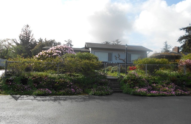 Lou's Bay View in Scienic Coos Bay- Charleston. Large beautiful Home.