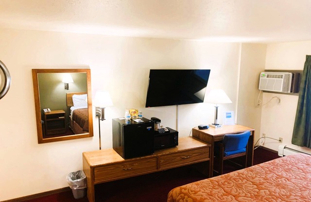 Love Hotels Staples by OYO at HWY 10 MN