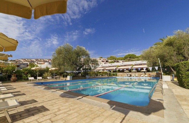Lovely apartment in villa for 4 guests with A/C, pool, WIFI, TV, terrace and pets allowed
