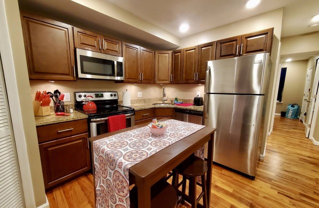 Lovely 1 Bdr & 1Bth with Meal Prep Option