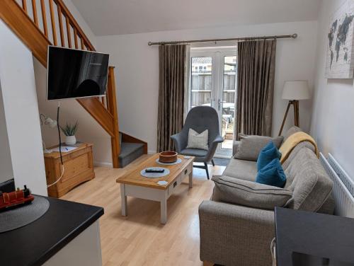 Lovely 1 Bedroom House with Private Garden and Parking