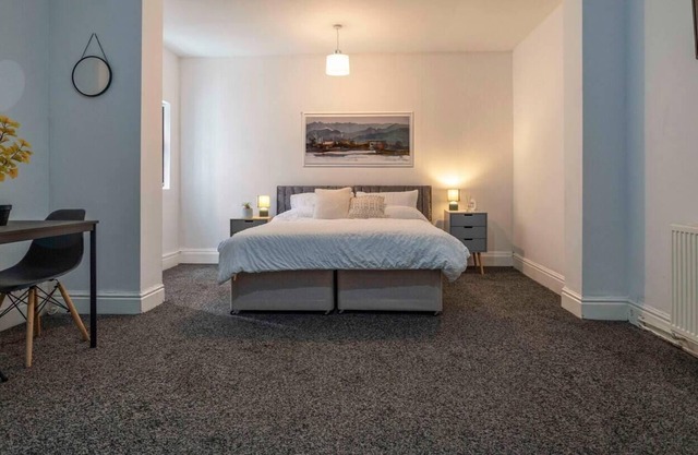 Lovely 13-Bed House in Coventry