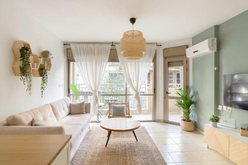 Lovely 1BR Apt Florentin Center-Elevator-Balcony