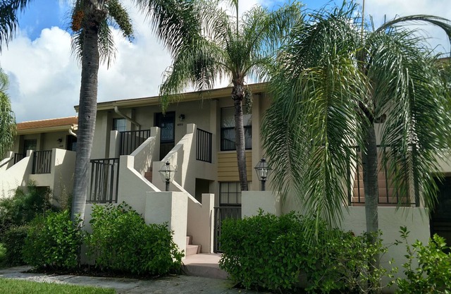 Lovely 2 Bed 2 Bathroom Condo in a overlooking a lake and the golf course