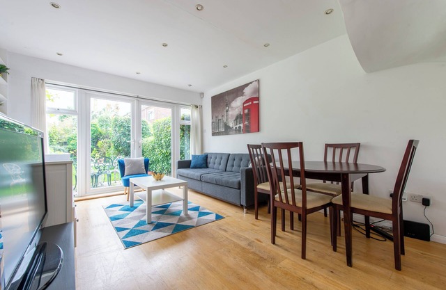 Lovely 2-bed house 15-minutes to Central London