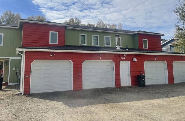 Lovely 2-Bed unit w/ indoor electric fireplace
