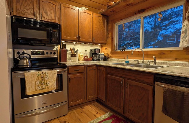 Lovely 2-bedroom Adirondack lakefront cabin - perfect for hikers & snowmobilers!