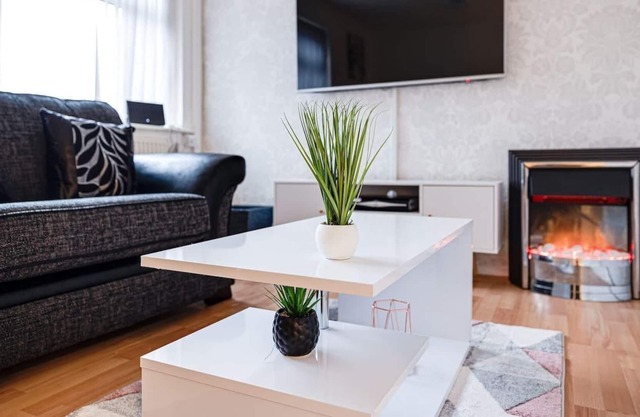 Lovely 2 Bedroom Apartment with fireplace